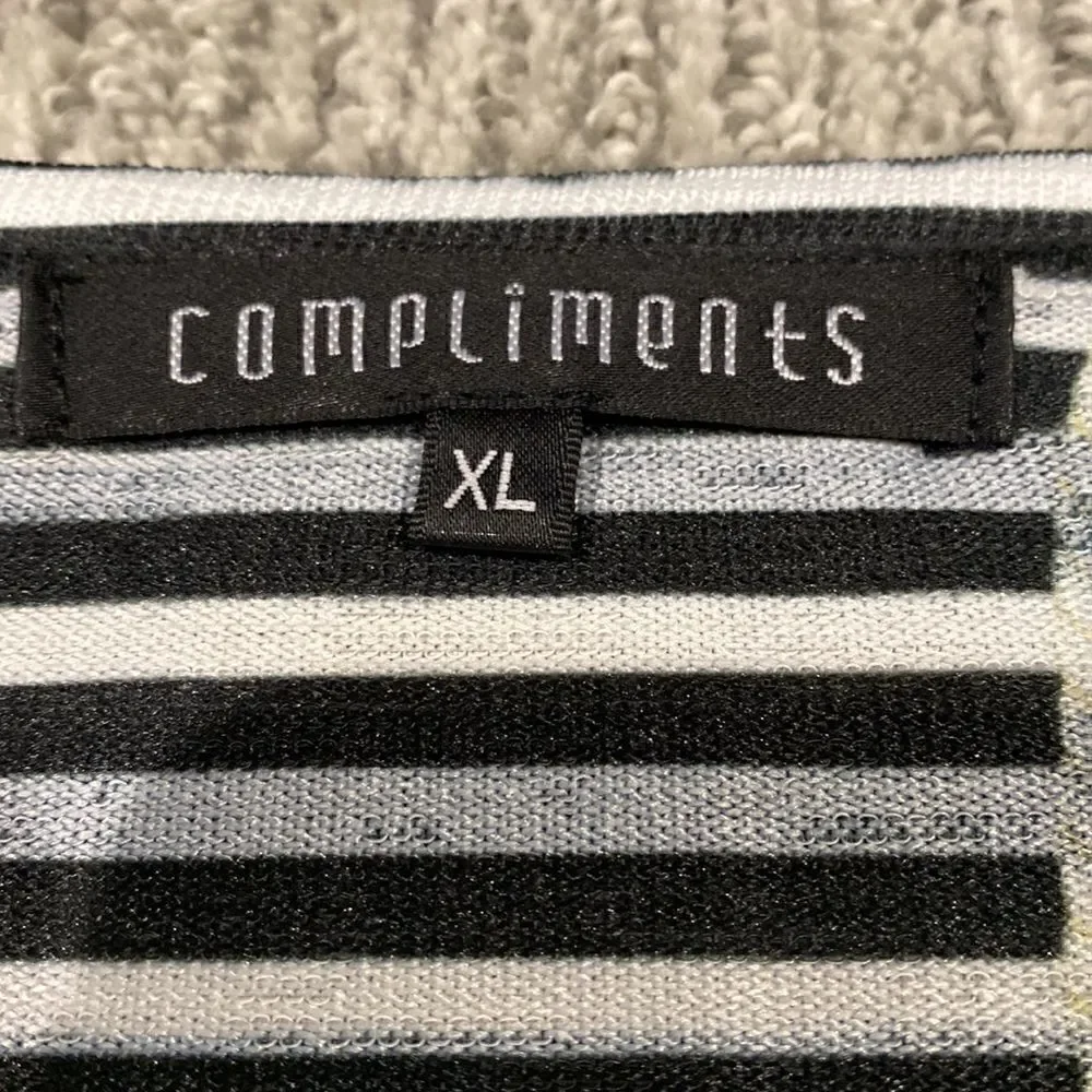 Compliments top  - Picture 2 of 3